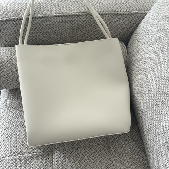 COPY - COPY - Charles and Keith leia tote bag- BRAND NEW WITH TAGS - Picture 10 of 11